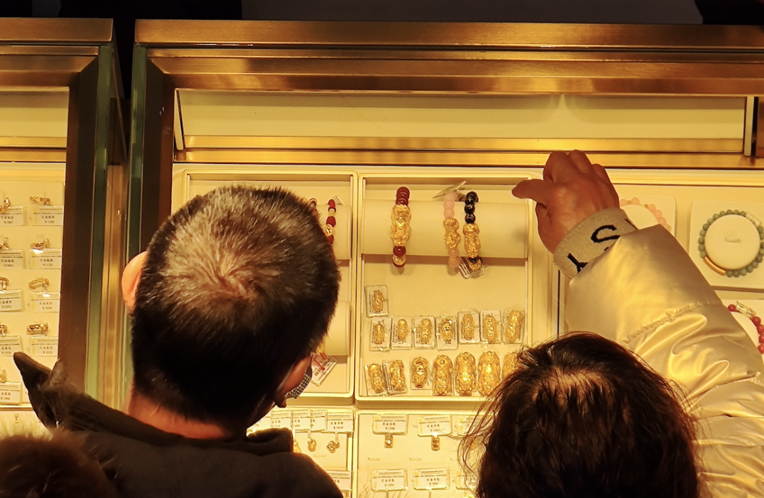 這屆年輕人,怎(zěn)麼開始囤黃金(jin)了?